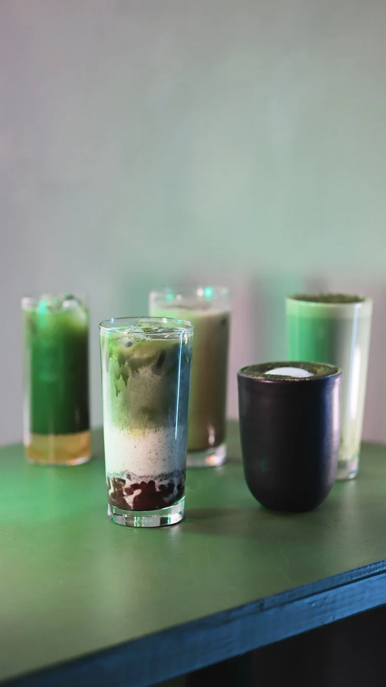 Nápoje Matcha Crew s japonskou matchou na zeleném kavárenském stole